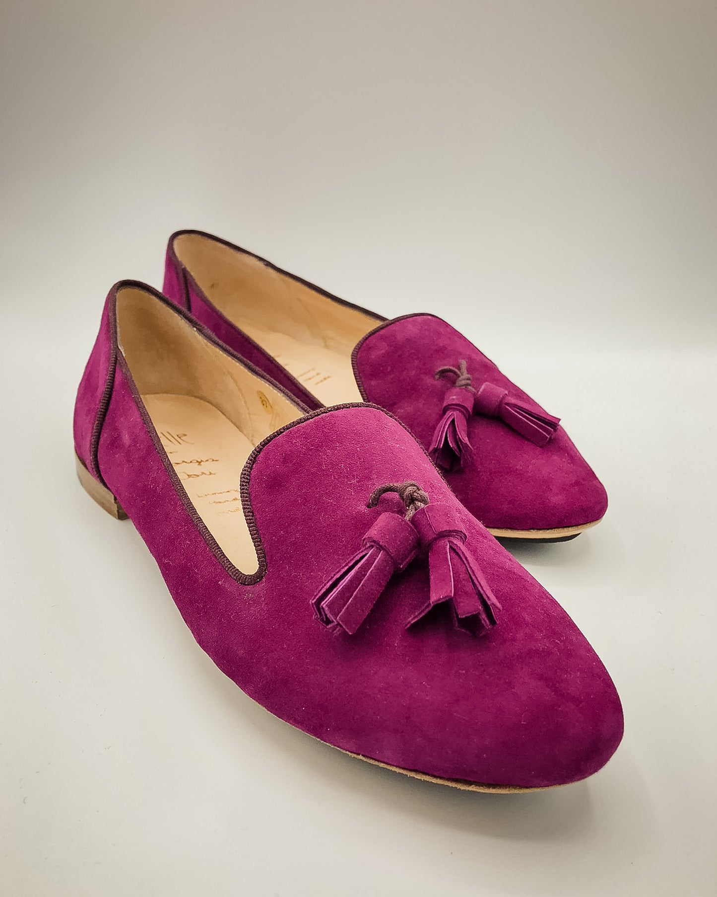 Scarpa mod Pantofolina colore Ciclamino , in scamosciato con nappine in tono